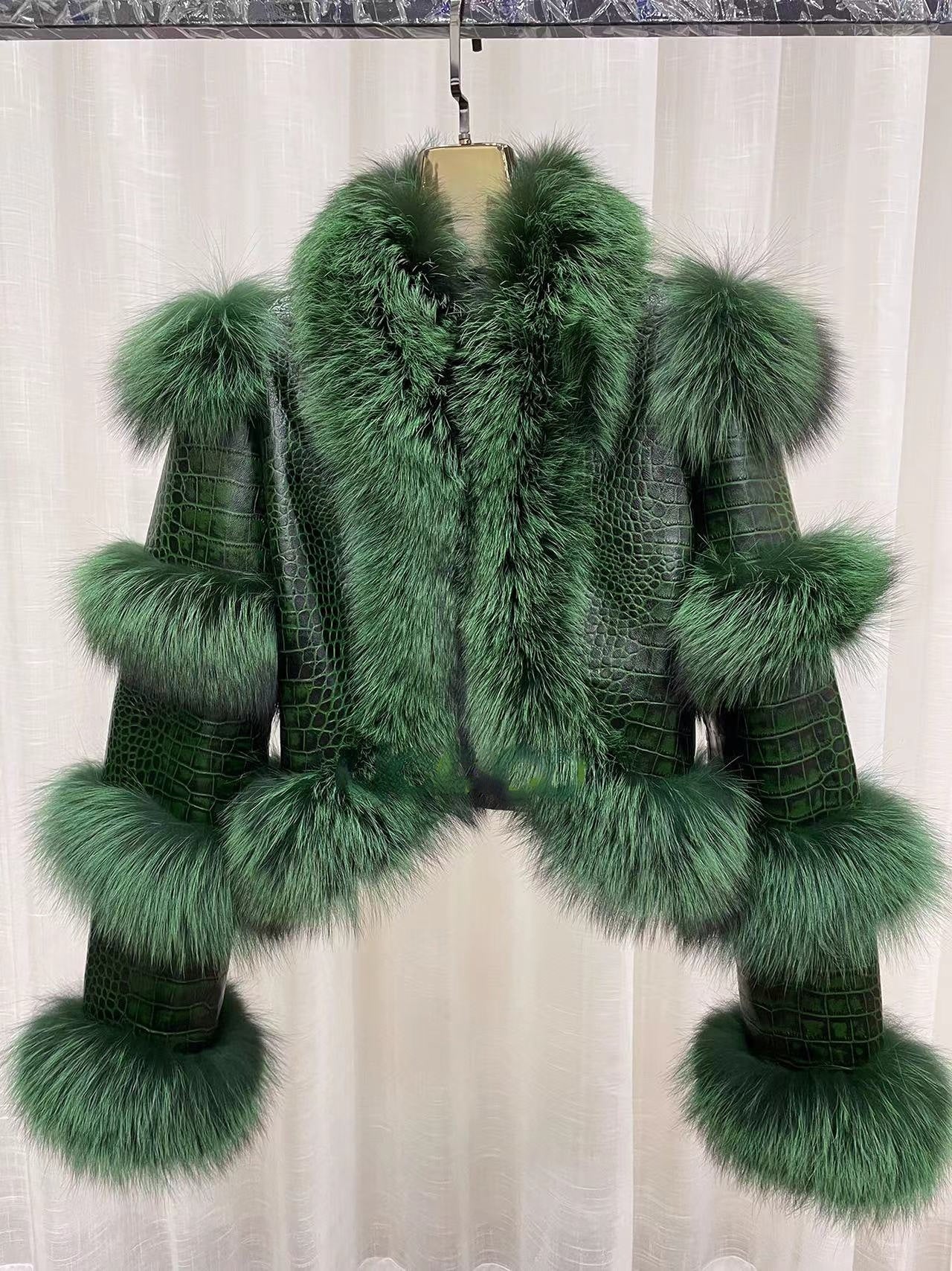 Manteau court en fourrure de renard à motif de peau de mouton verni brillant et élégant