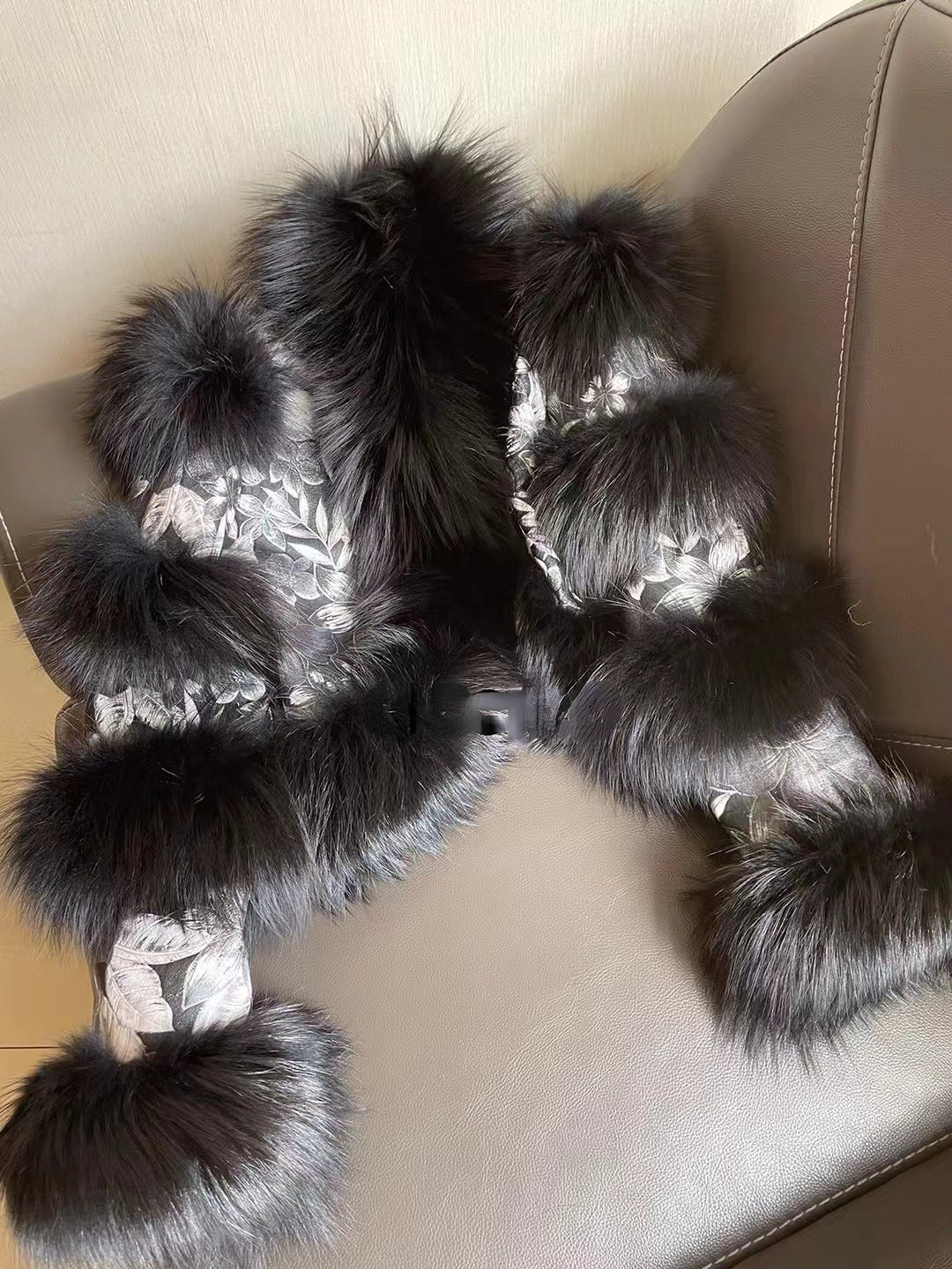 Manteau court en fourrure de renard à motif de peau de mouton verni brillant et élégant