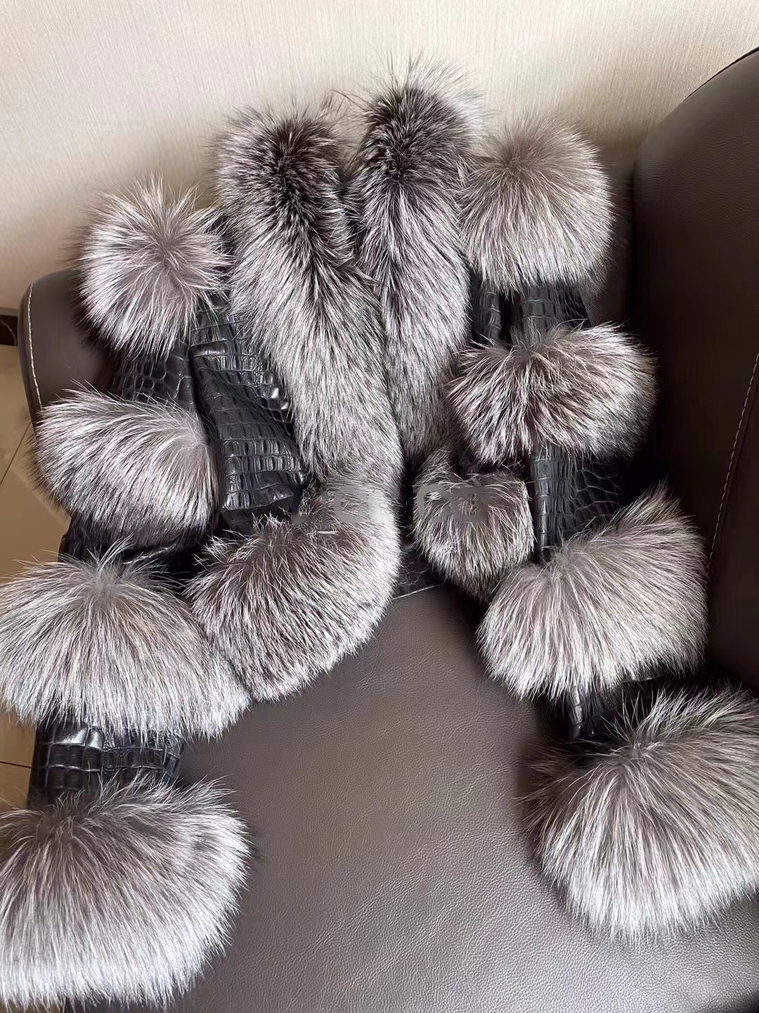 Manteau court en fourrure de renard à motif de peau de mouton verni brillant et élégant