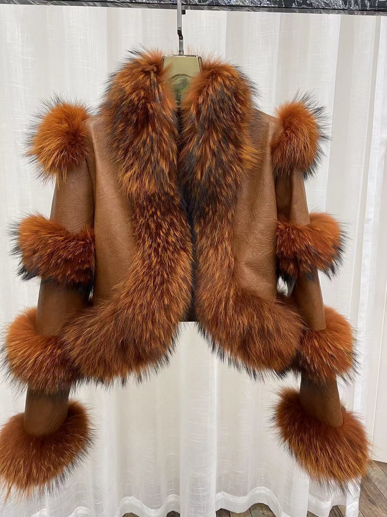 Manteau court en fourrure de renard à motif de peau de mouton verni brillant et élégant