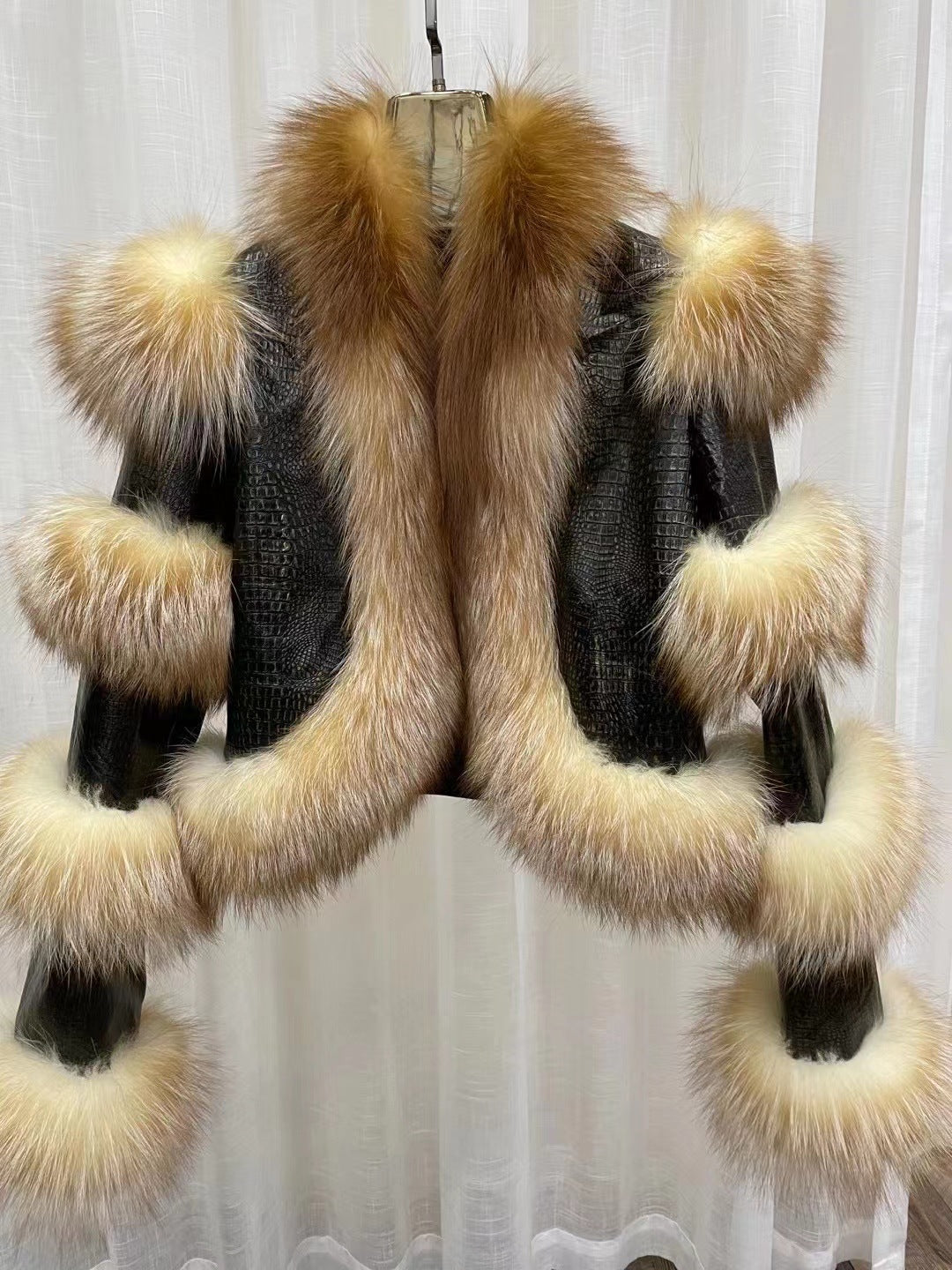Manteau court en fourrure de renard à motif de peau de mouton verni brillant et élégant