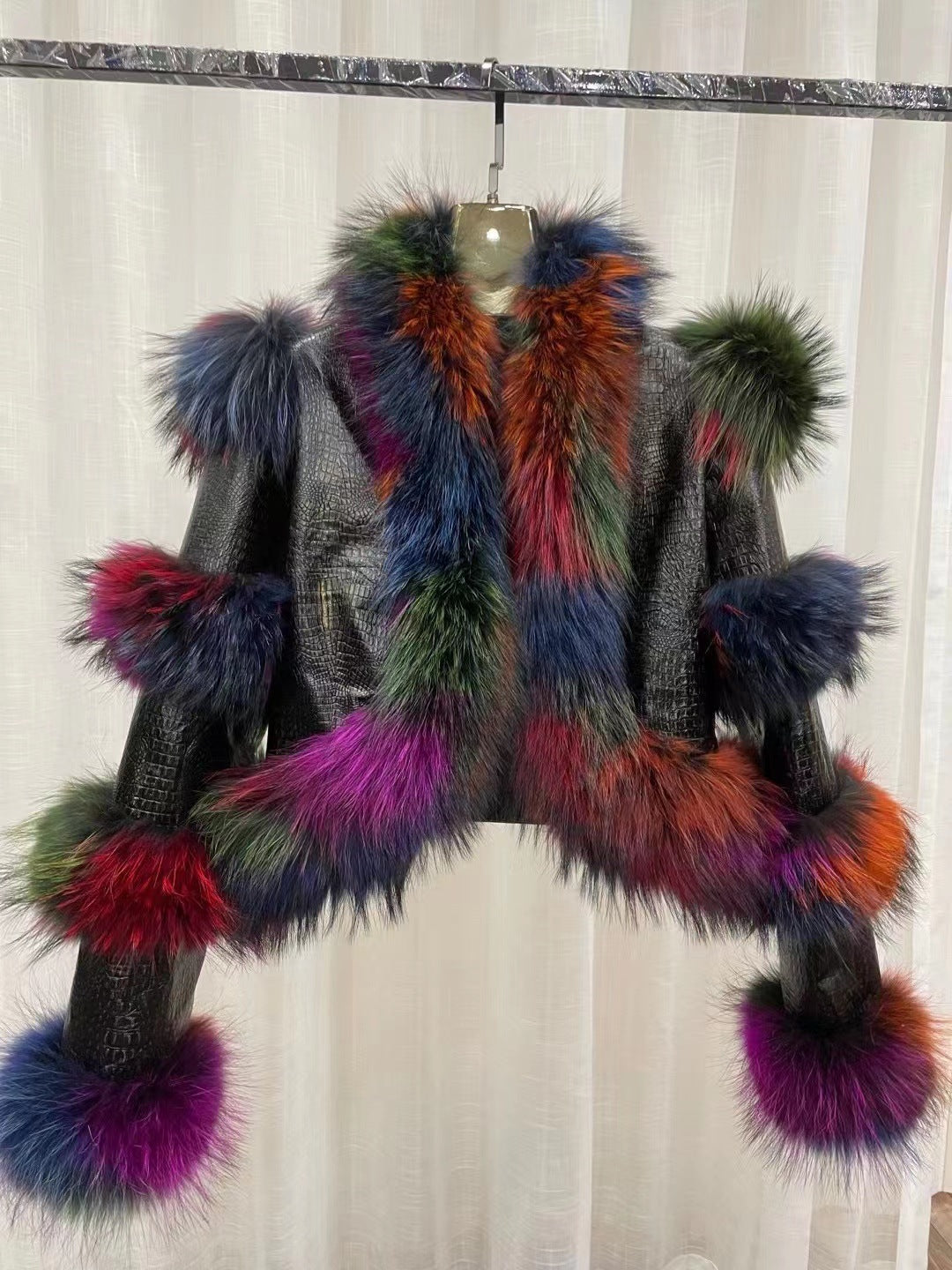 Manteau court en fourrure de renard à motif de peau de mouton verni brillant et élégant